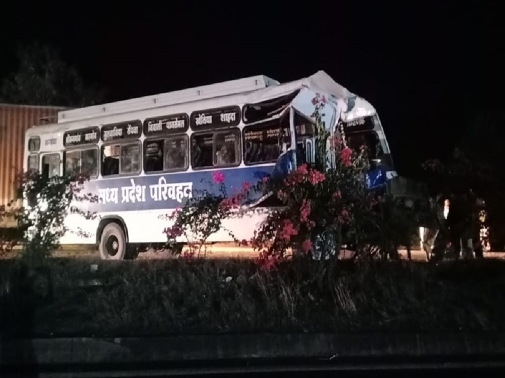 Sidhi Bus Accident के बाद फिर एक बस हादसा, 10 यात्री ...: MP News Update